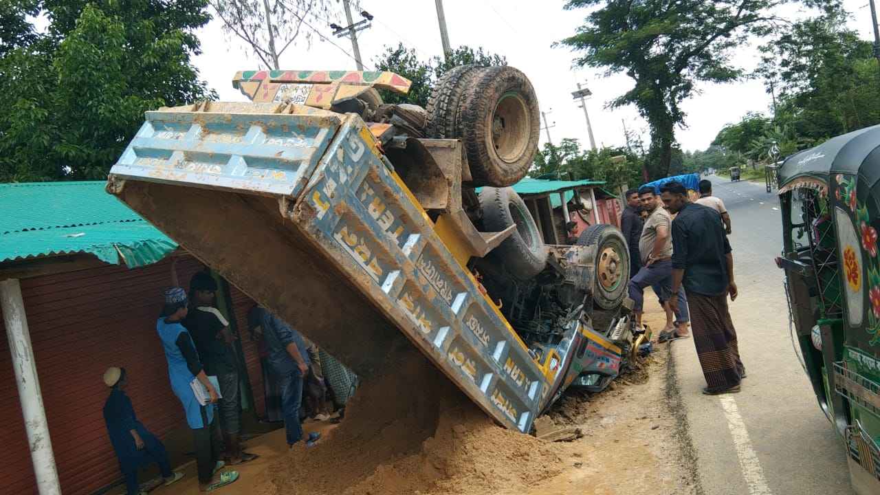 টেকনাফে ডাম্পট্রাক নিয়ন্ত্রণ হারিয়ে যুবক নিহত