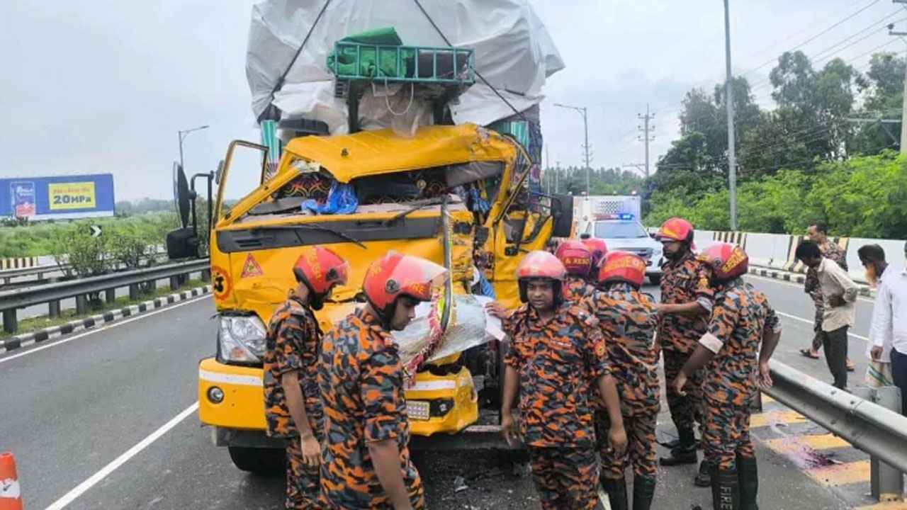 এক্সপ্রেসওয়েতে বিকল বাসের পেছনে ট্রাকের ধাক্কা, নিহত ১