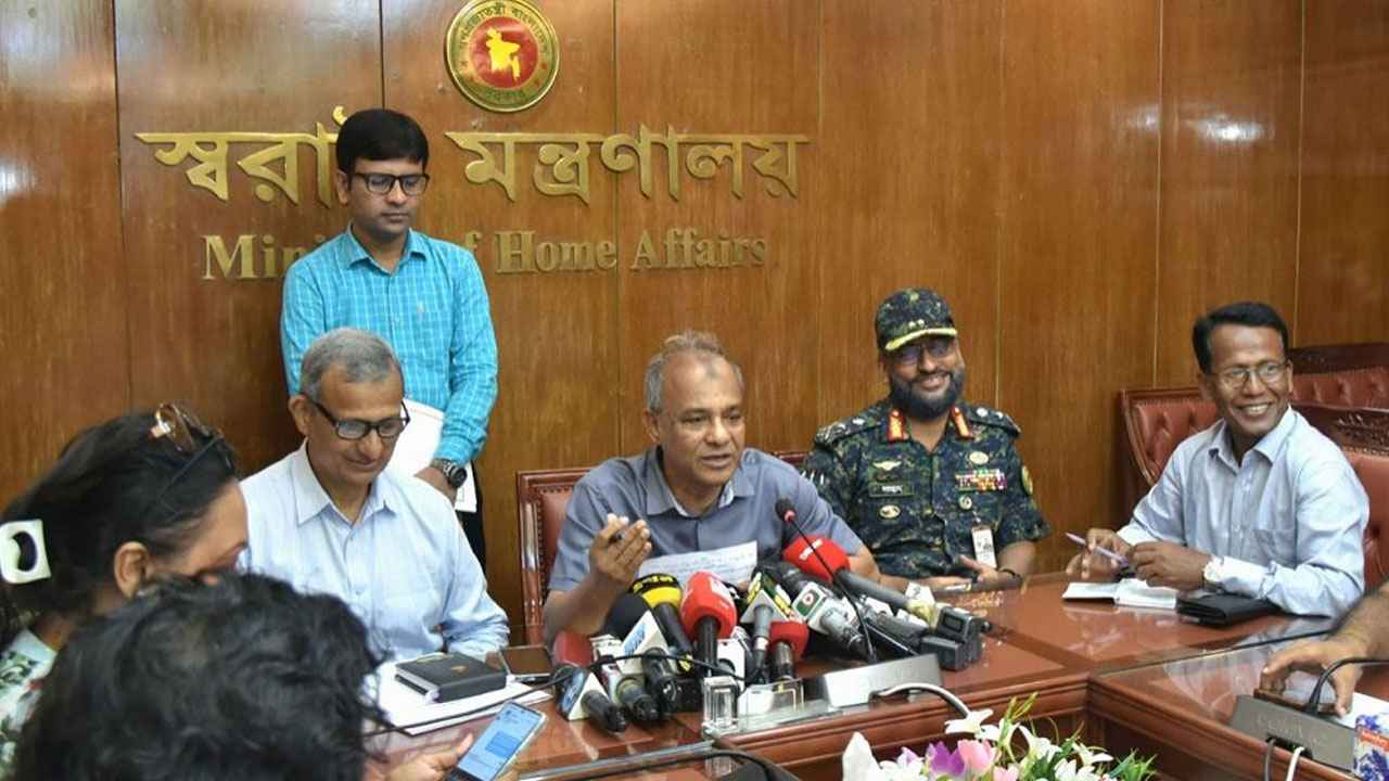 লুট হওয়া অস্ত্রের খোঁজ দিলে মিলবে পুরস্কার: স্বরাষ্ট্র উপদেষ্টা