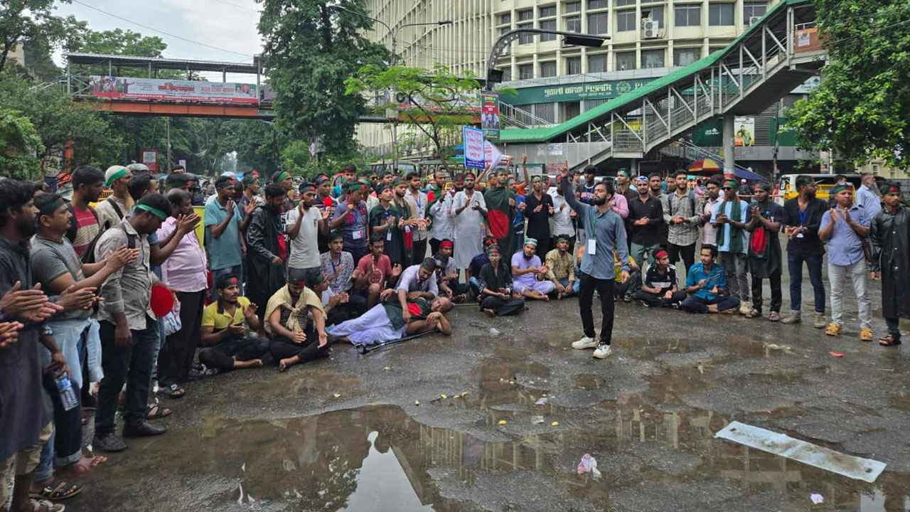 বৃষ্টি উপেক্ষা করে শাহবাগে আজও জুলাই যোদ্ধাদের অবস্থান, যান চলাচল বন্ধ