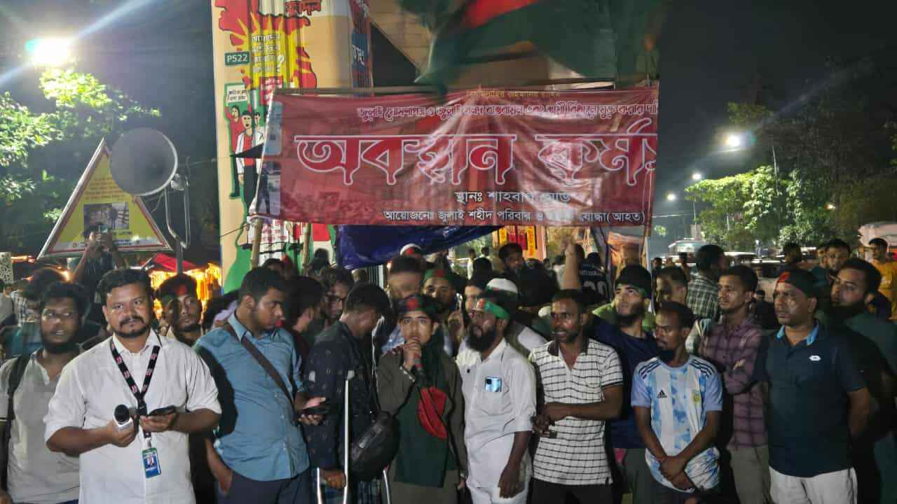 শাহবাগ অবরোধে চরম ভোগান্তি, ক্ষুব্ধ নগরবাসী