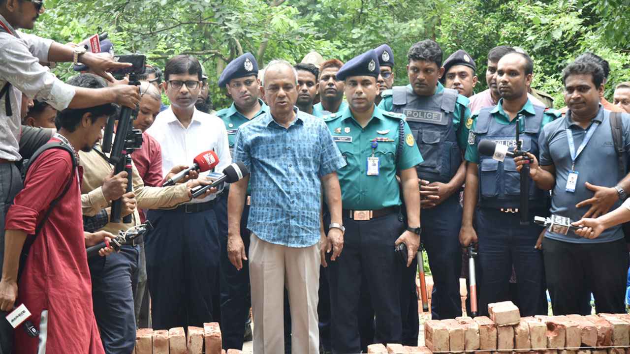 রায়েরবাজার গণকবরের মরদেহগুলো তোলা হবে: স্বরাষ্ট্র উপদেষ্টা