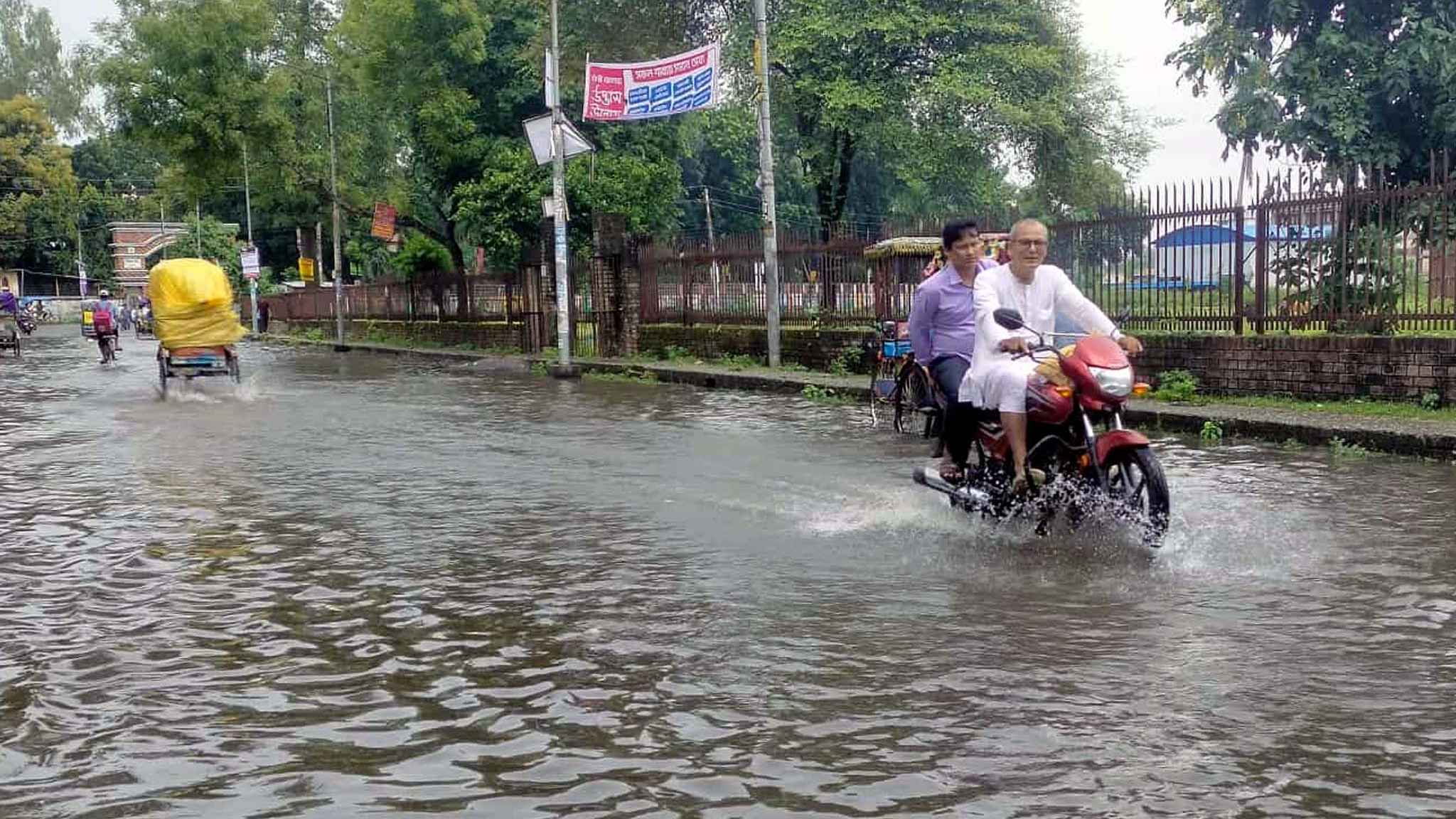 এক ঘণ্টার বৃষ্টিতে রংপুর নগরীতে জলাবদ্ধতা