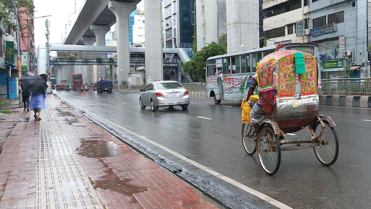 বৃষ্টির মধ্যে ঢাকার বাতাস কতটা দূষিত?