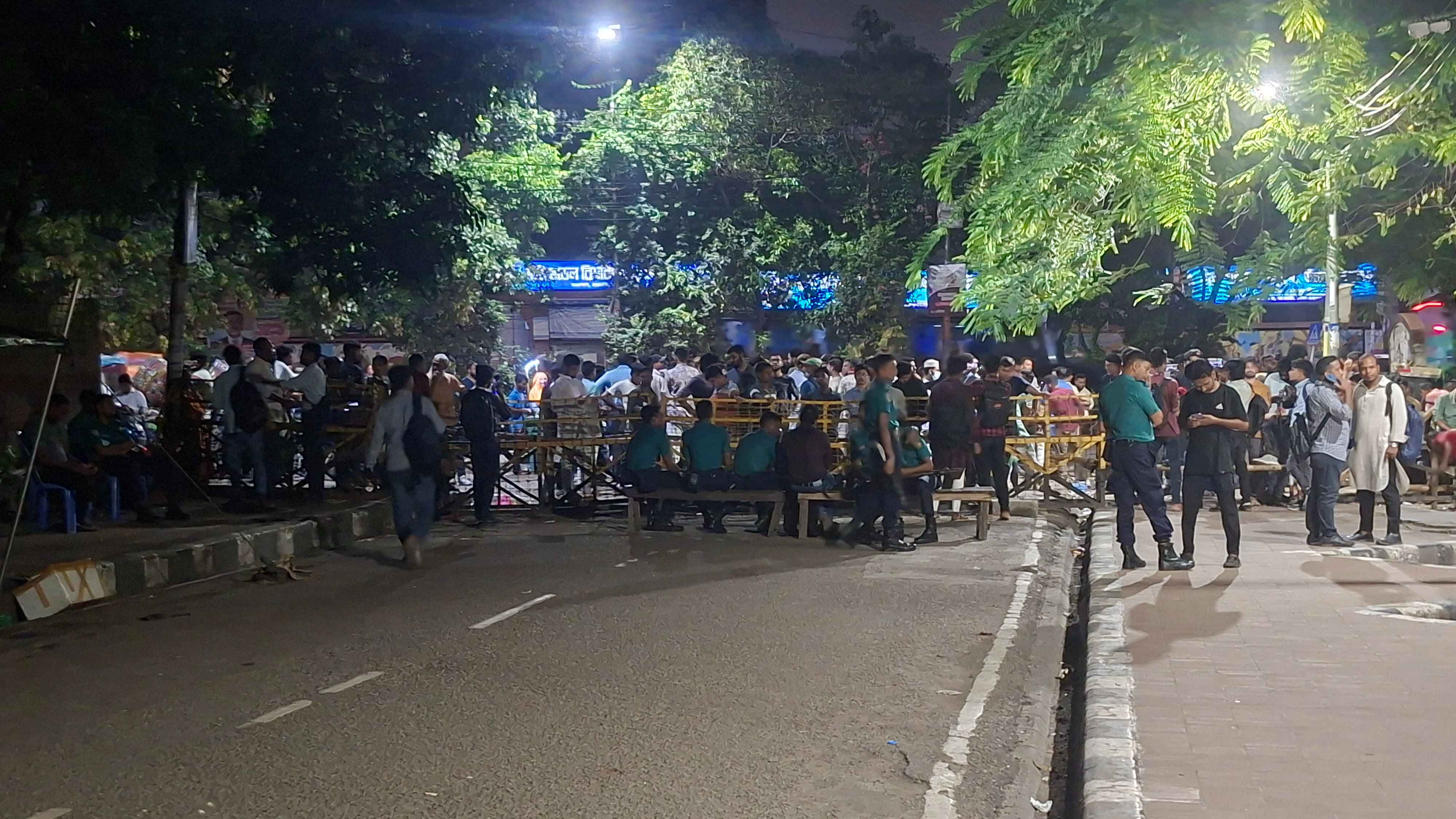 ধানমন্ডি ৩২ নম্বর ঘিরে এখনও সতর্কতা, সন্দেহ হলেই ধাওয়া-জেরা