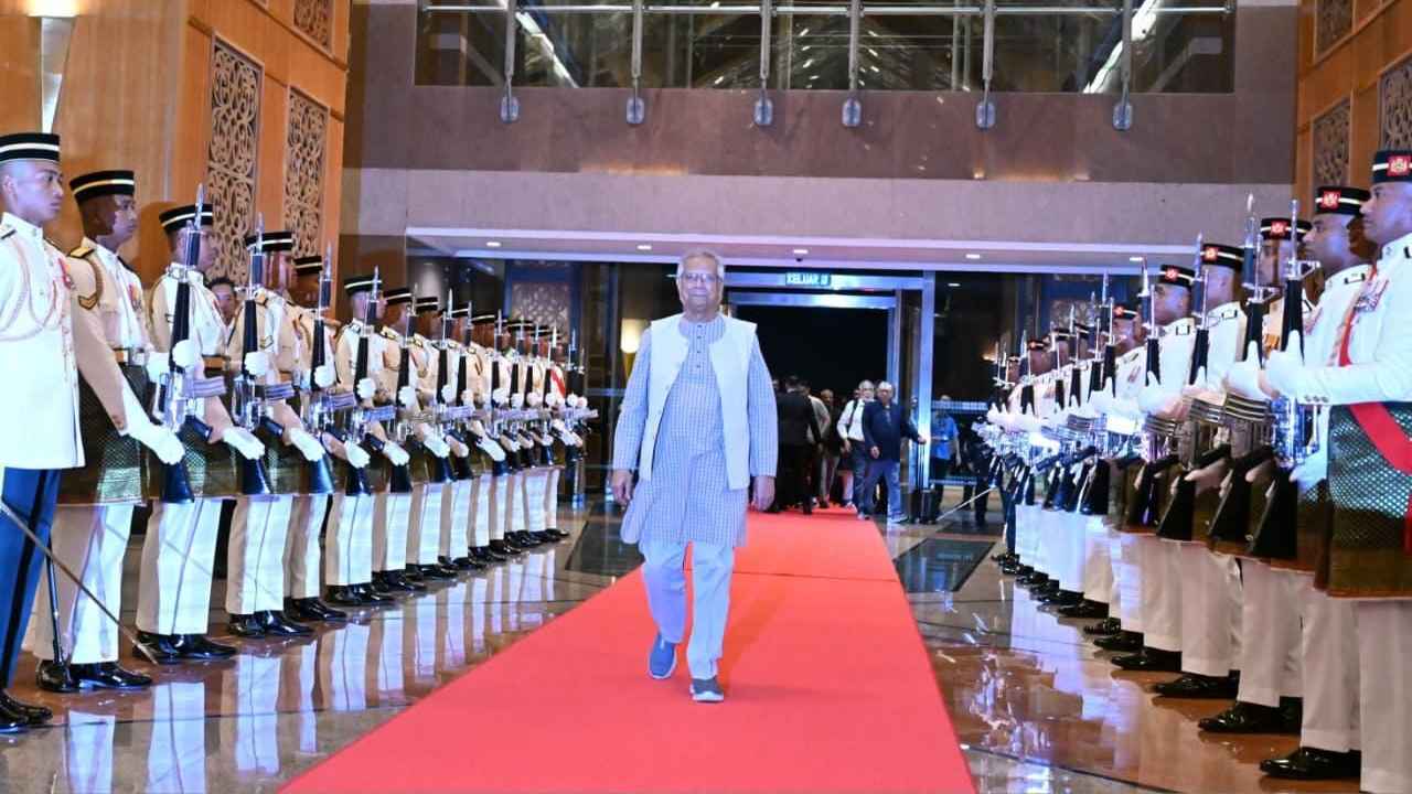 মালয়েশিয়ায় প্রধান উপদেষ্টাকে লালগালিচা সংবর্ধনা