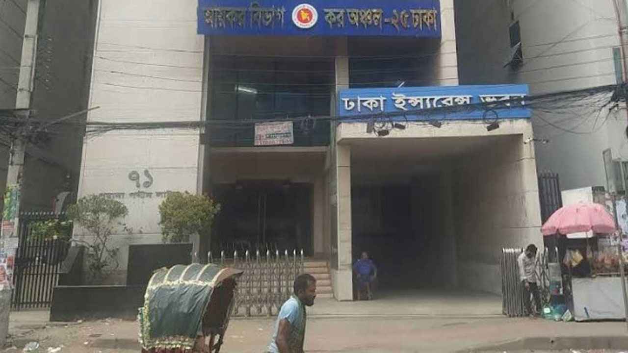 ট্রাফিক সার্জেন্টকে গালি দিয়ে চাকরি খোয়ালেন সহকারী কর কমিশনার