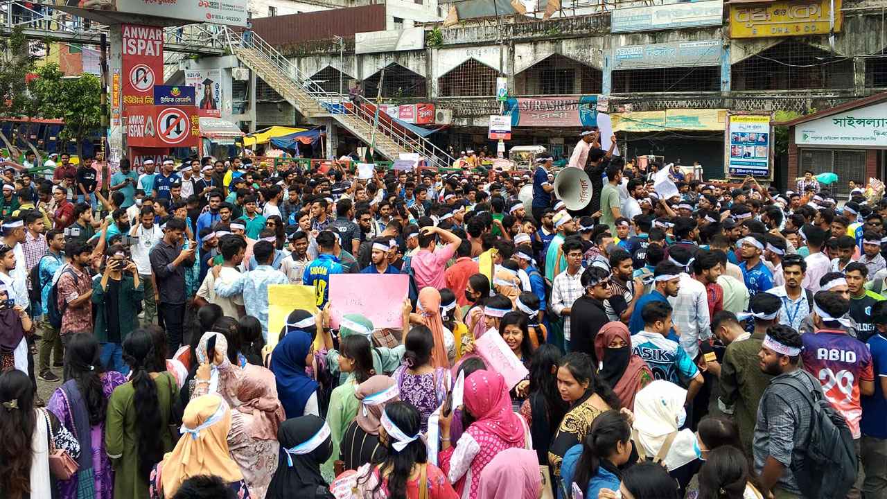 বিশ্ববিদ্যালয় অধ্যাদেশের দাবিতে ৭ কলেজ শিক্ষার্থীদের বিক্ষোভ