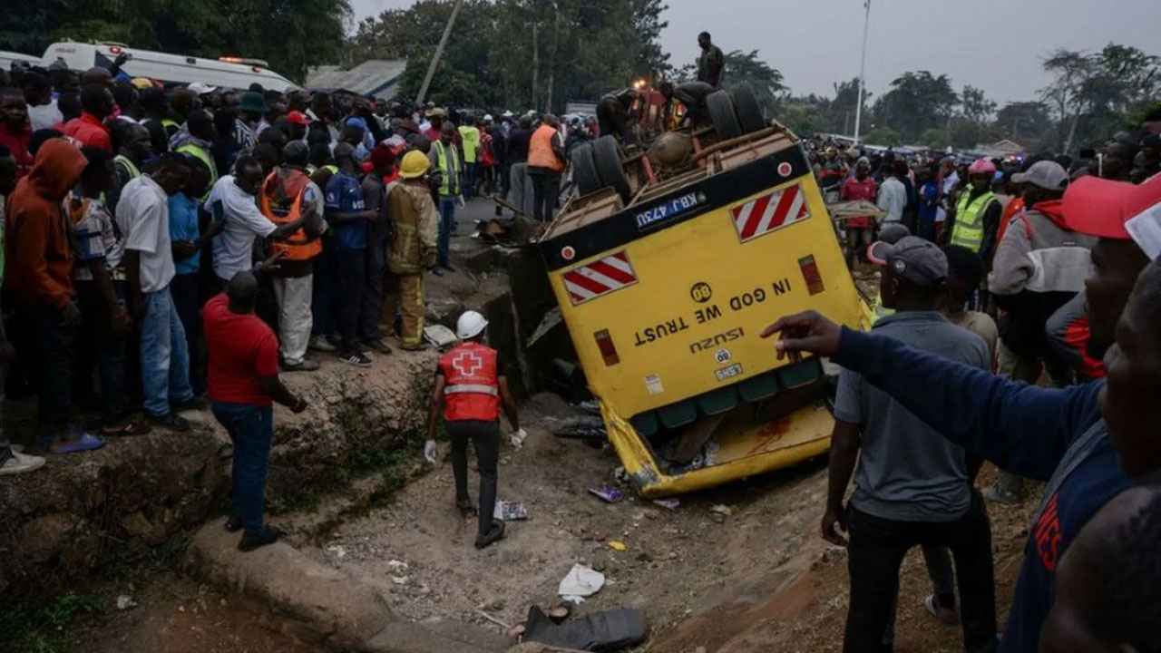 কেনিয়ায় বাস উল্টে নিহত ২৫