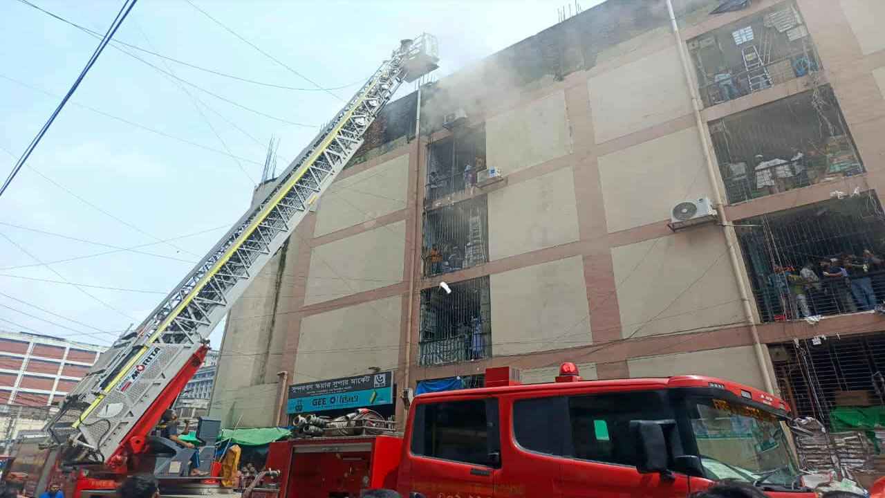 গুলিস্তানে সুন্দরবন স্কয়ার মার্কেটে আগুন, নিয়ন্ত্রণে ১১ ইউনিট