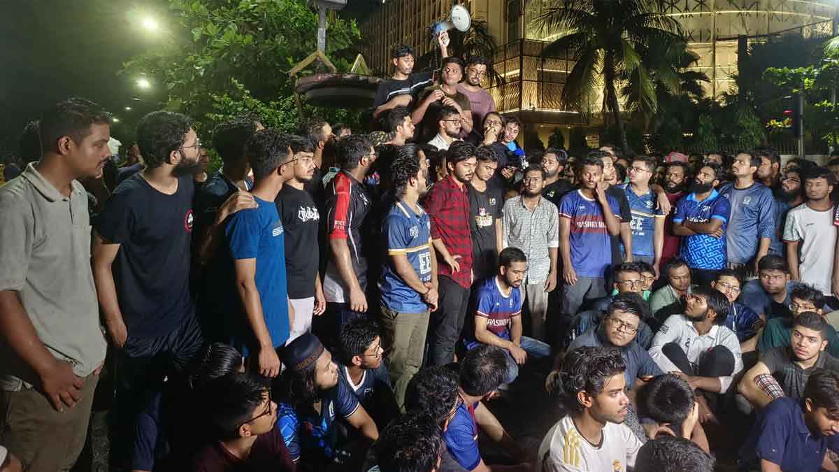 ৩ দফা দাবিতে মধ্যরাতে বুয়েট শিক্ষার্থীদের বিক্ষোভ, ১২ ঘণ্টার আলটিমেটাম