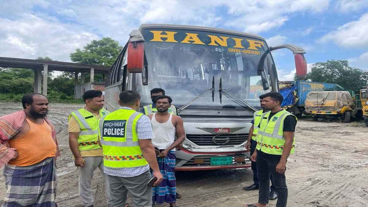 কুমিল্লায় পরিবারের ৪ জন নিহতের ঘটনায় উল্টো পথে আসা হানিফ পরিবহন জব্দ