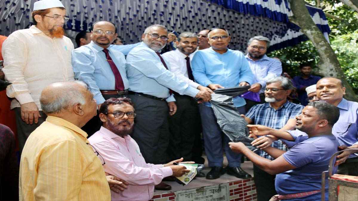 খালেদা জিয়ার জন্মদিন উপলক্ষে রিকশা-ভ্যান চালকদের মাঝে রেইনকোট বিতরণ