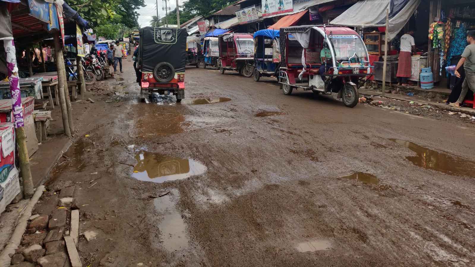বরগুনায় সড়কের বেহাল দশা, নেই বরাদ্দ, ভোগান্তি চরমে