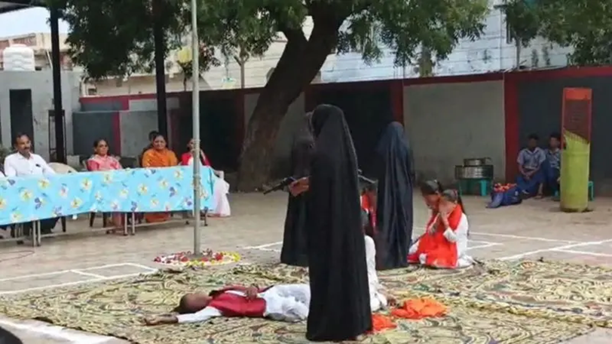ভারতের স্কুলে বোরকা পরা ছাত্রীদের ‘সন্ত্রাসী’ হিসেবে উপস্থাপন