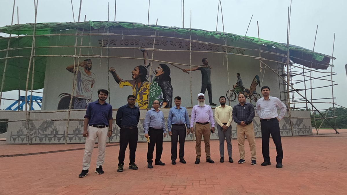 পদ্মা সেতুর দুই প্রান্তে আঁকা হচ্ছে জুলাই বিপ্লবের গৌরবগাথা