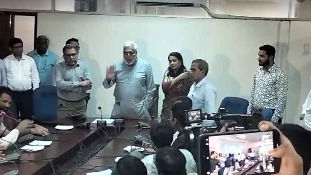 প্রকৌশল শিক্ষার্থীদের সঙ্গে দুই উপদেষ্টার বৈঠকেও আসেনি সমাধান