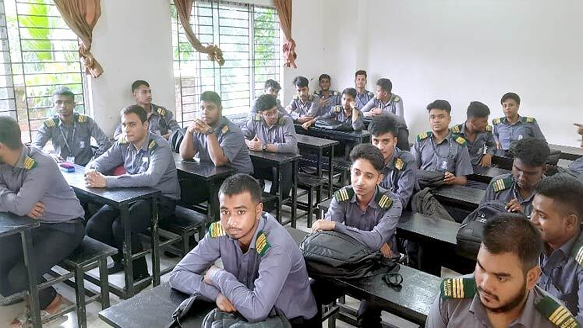 মাইলস্টোন ট্র্যাজেডির ১২ দিন পর ক্লাসে ফিরেছে শিক্ষার্থীরা