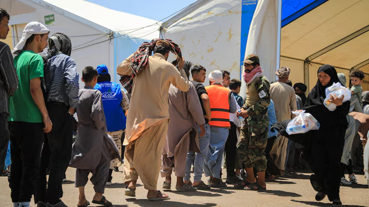আফগান শরণার্থীদের ফেরত পাঠানো শুরু করল পাকিস্তান
