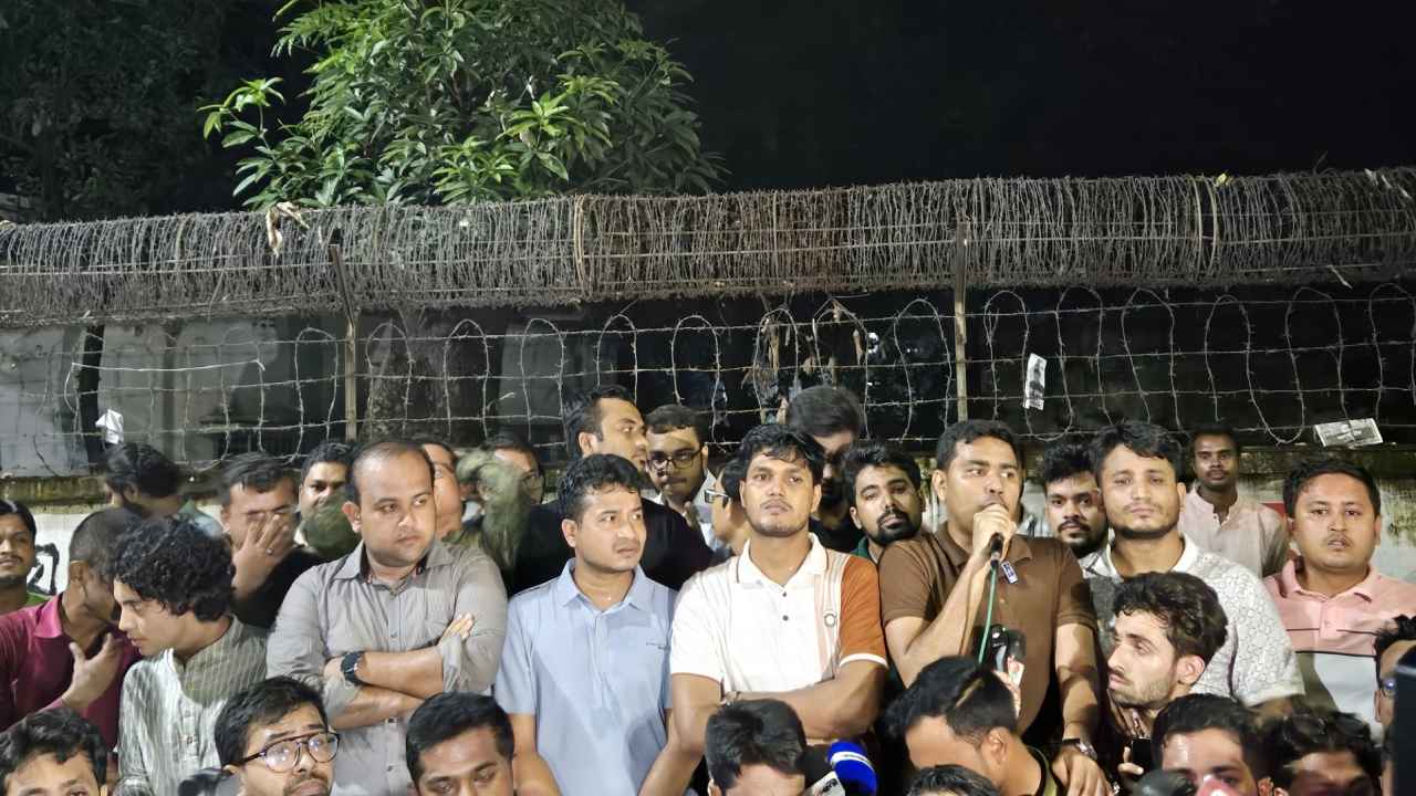 চবি শিক্ষার্থীদের ওপর হামলার প্রতিবাদে ঢাবি ছাত্রদলের বিক্ষোভ