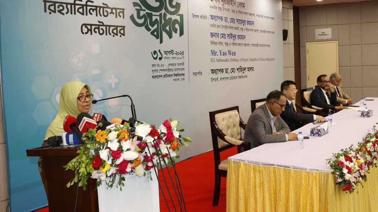 জেলাগুলোতেও রোবটিক চিকিৎসা ছড়িয়ে দেওয়া হবে: স্বাস্থ্য উপদেষ্টা