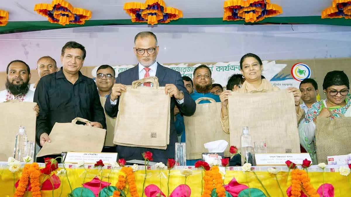 পলিথিনের পরিবর্তে পাটের ব্যাগ ব্যবহারের আহ্বান