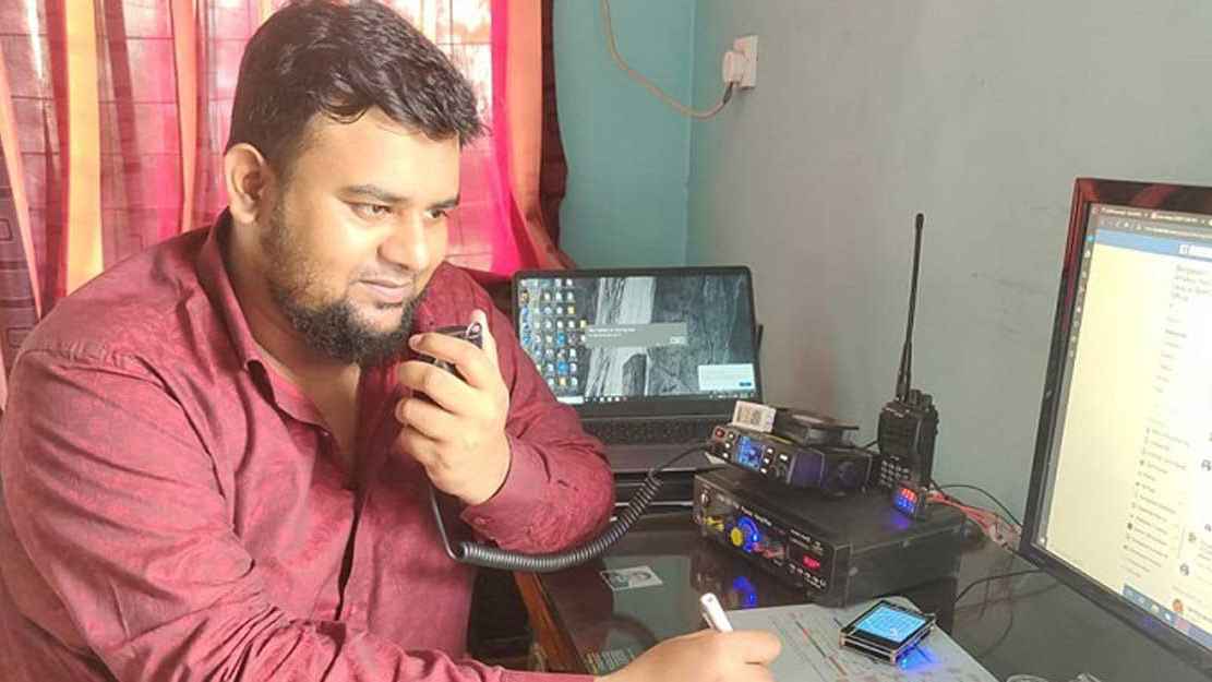 দুর্যোগের সময় টেলিযোগাযোগ সেবা দিতে অগ্রণী ভূমিকা পালন করেন অ্যামেচার রেডিও অপারেটররা।