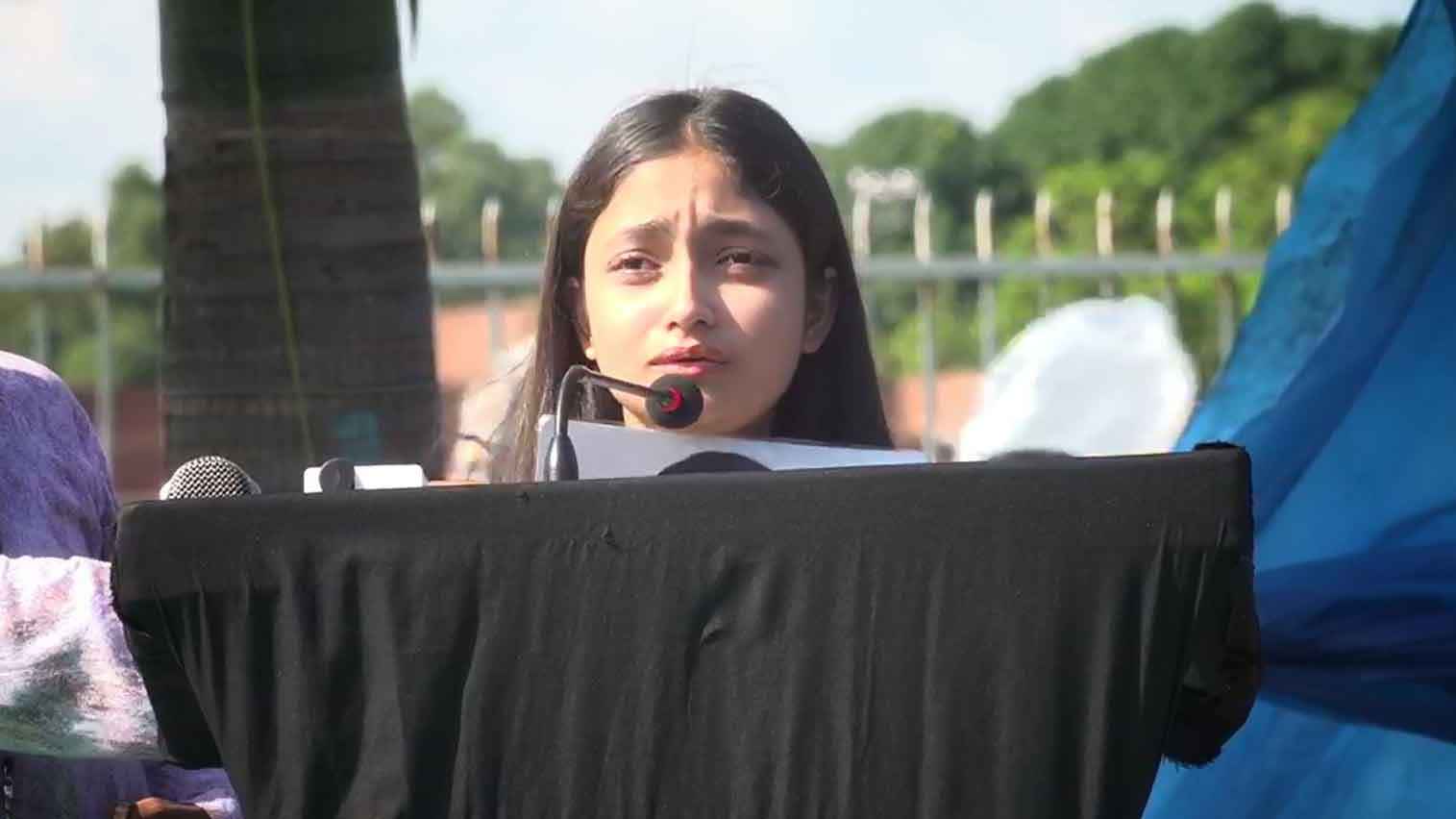 বাবার হাত ধরে হাঁটতে চায় ঋদ্ধি