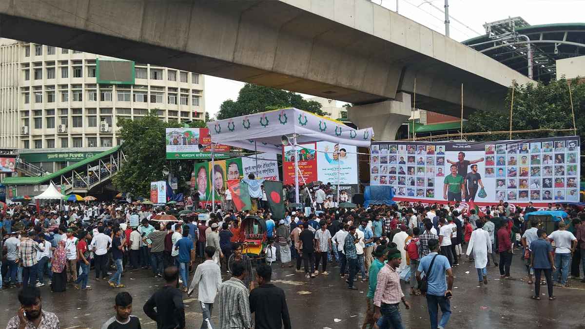 বৃষ্টি উপেক্ষা করে শাহবাগে ছাত্রদলের সমাবেশ চলছে