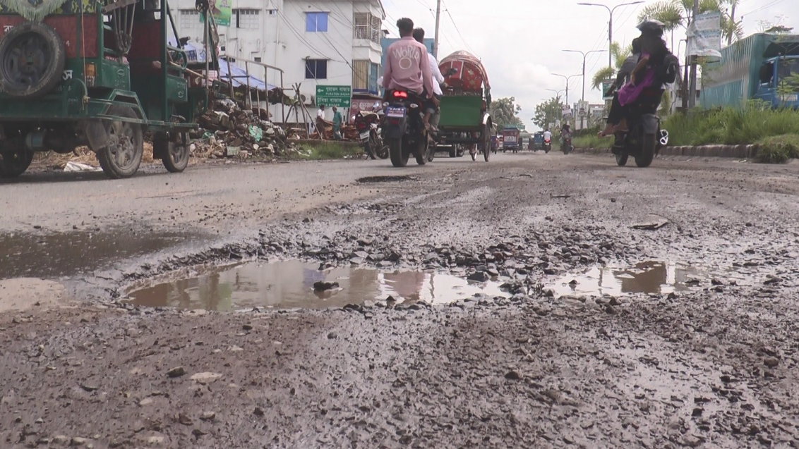 কোটি টাকার রাস্তায় বৃষ্টি হলেই বড় বড় গর্ত, বাড়ছে দুর্ঘটনার শঙ্কা