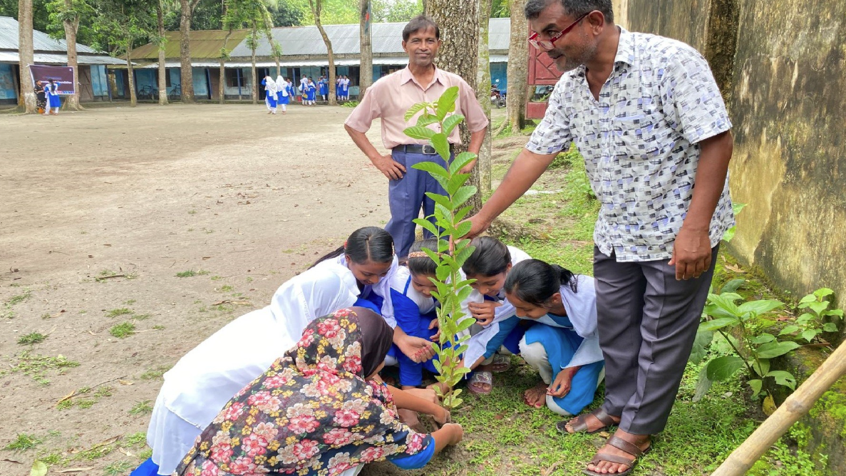 শিক্ষার্থীদের জন্য ফলজ চারা রোপণ করল বিওয়াইও