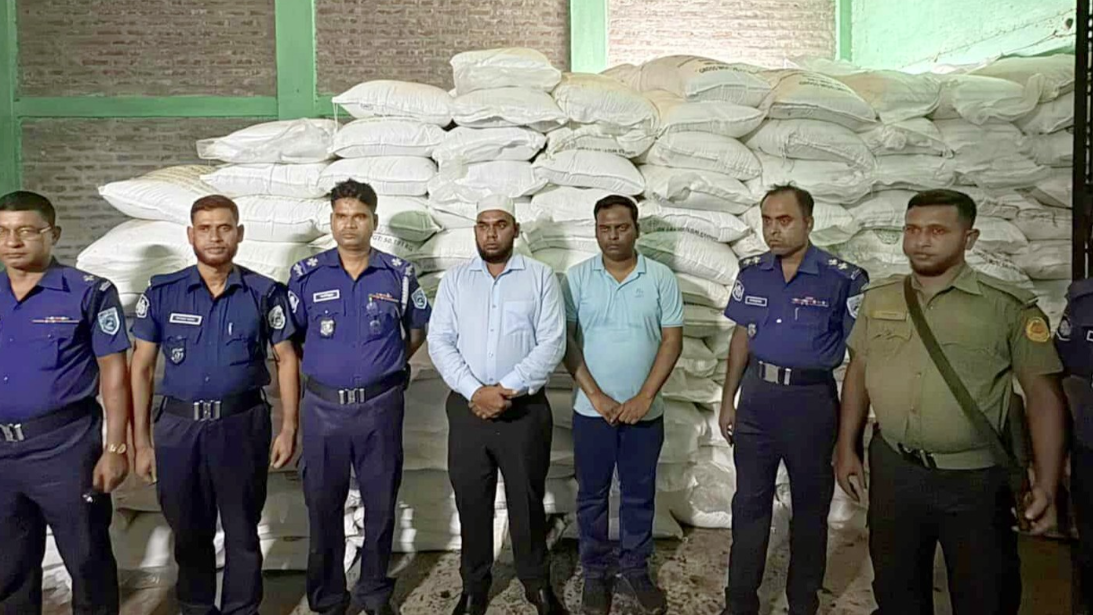 ঠাকুরগাঁওয়ে অবৈধভাবে মজুদকৃত ৩৫ মেট্রিক টন সার জব্দ