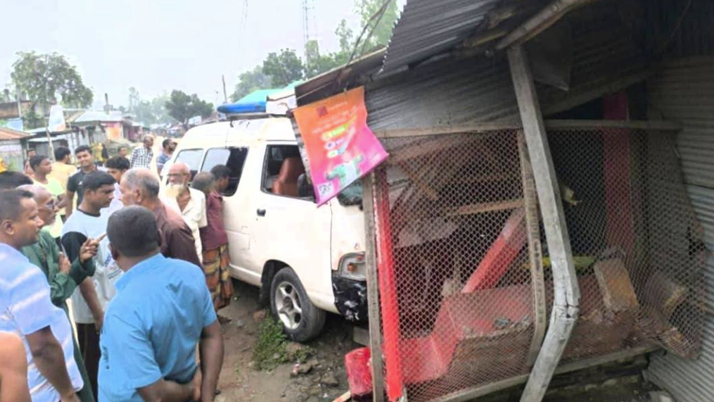 চলন্ত অ্যাম্বুলেন্স ঢুকে পড়লো দোকানে, নিহত ১