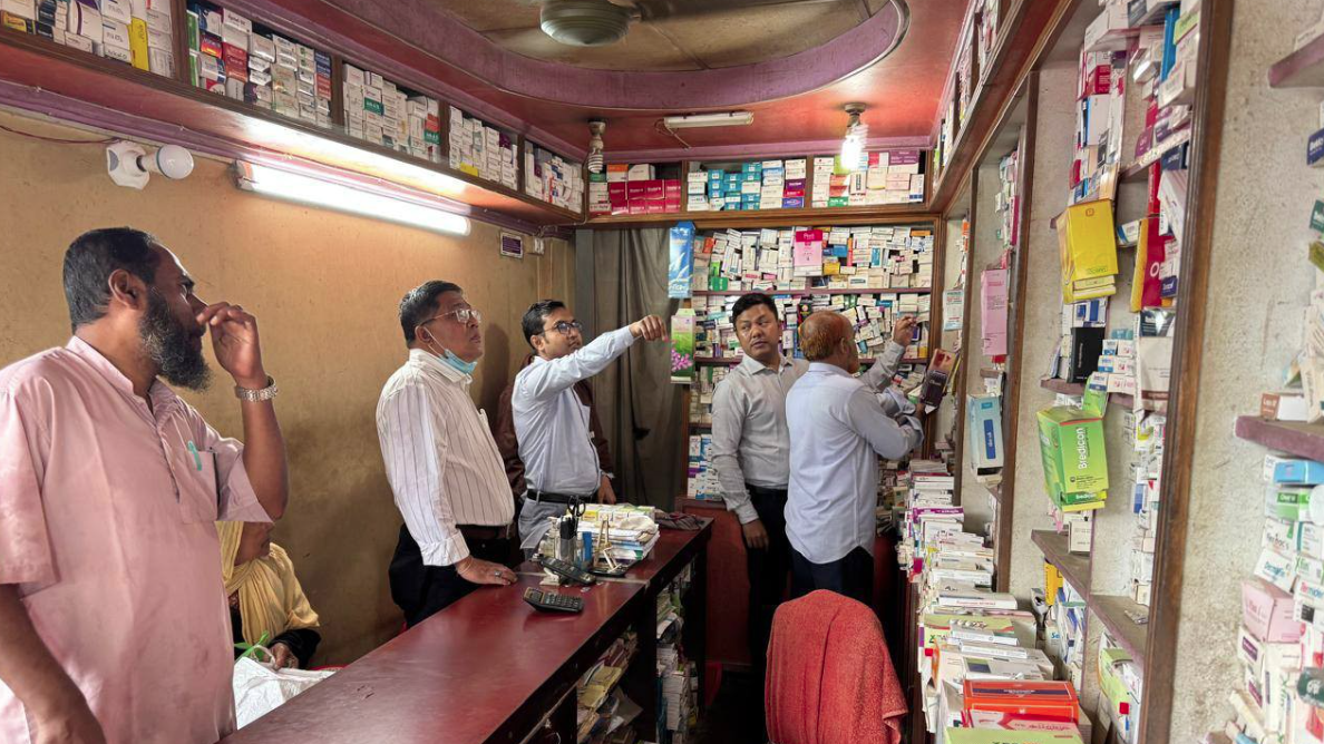 রামগড়ে মেয়াদোত্তীর্ণ ওষুধ রাখায় অর্থদণ্ড