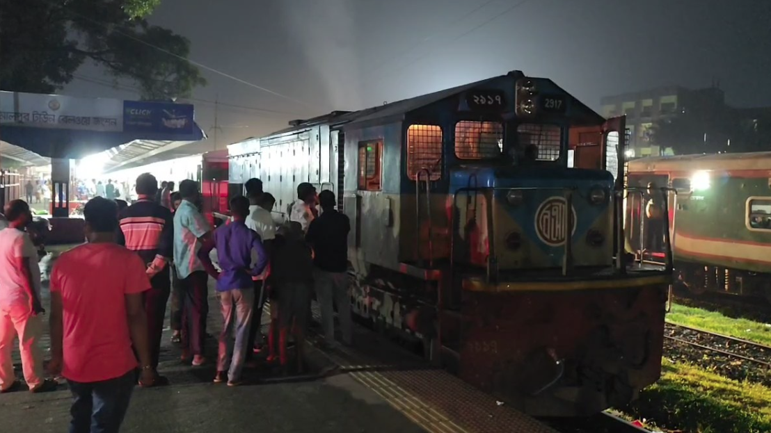 জামালপুরে আন্তঃনগর ট্রেনের ইঞ্জিনে আকস্মিক আগুন