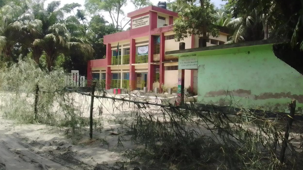 প্রাথমিক বিদ্যালয়ের মাঠে বাঁশ দিয়ে বেড়া, শিক্ষার্থীদের খেলাধুলা বন্ধ