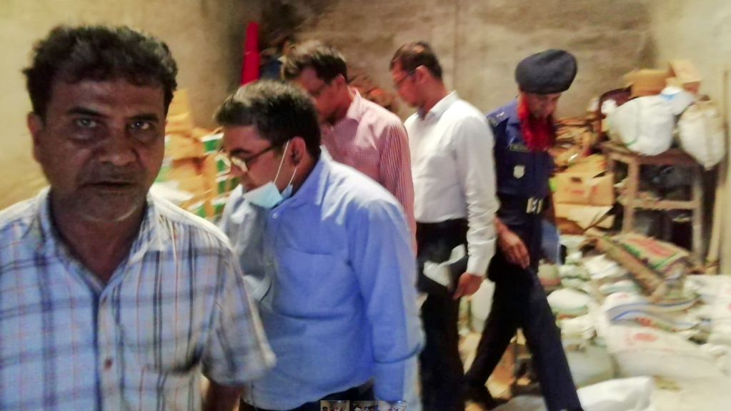 চুয়াডাঙ্গায় অধিক মূল্যে সার বিক্রি করায় ৬৫ হাজার টাকা জরিমানা