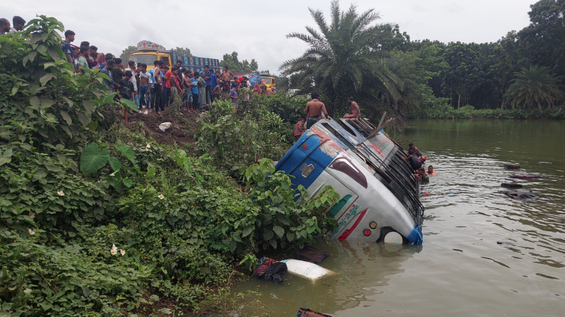 কালীগঞ্জে ওভারটেক করতে গিয়ে বাস উল্টে পুকুরে, আহত ১০