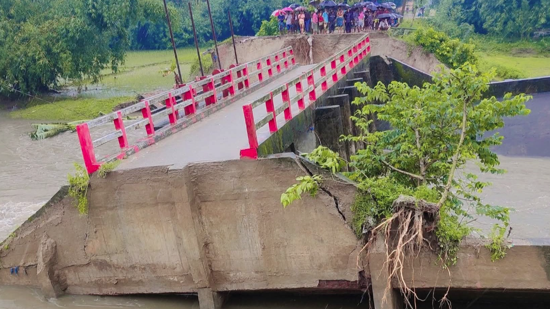 পঞ্চগড়ে রাতভর ভারী বৃষ্টিপাত, সড়ক যোগাযোগ বিচ্ছিন্ন