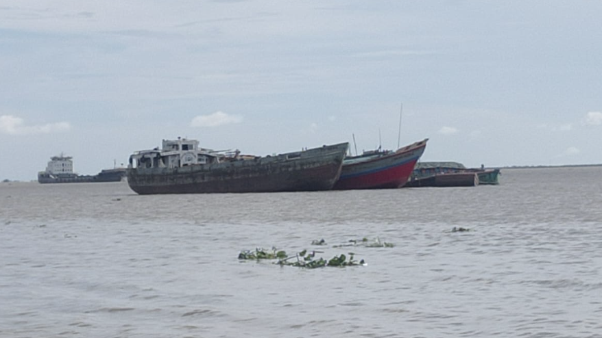 মেঘনা নদীতে ডুবলো জাহাজ