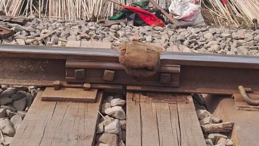 নাটোরে ভাঙা রেললাইনে পাটের বস্তা গুঁজে ট্রেন চলাচল