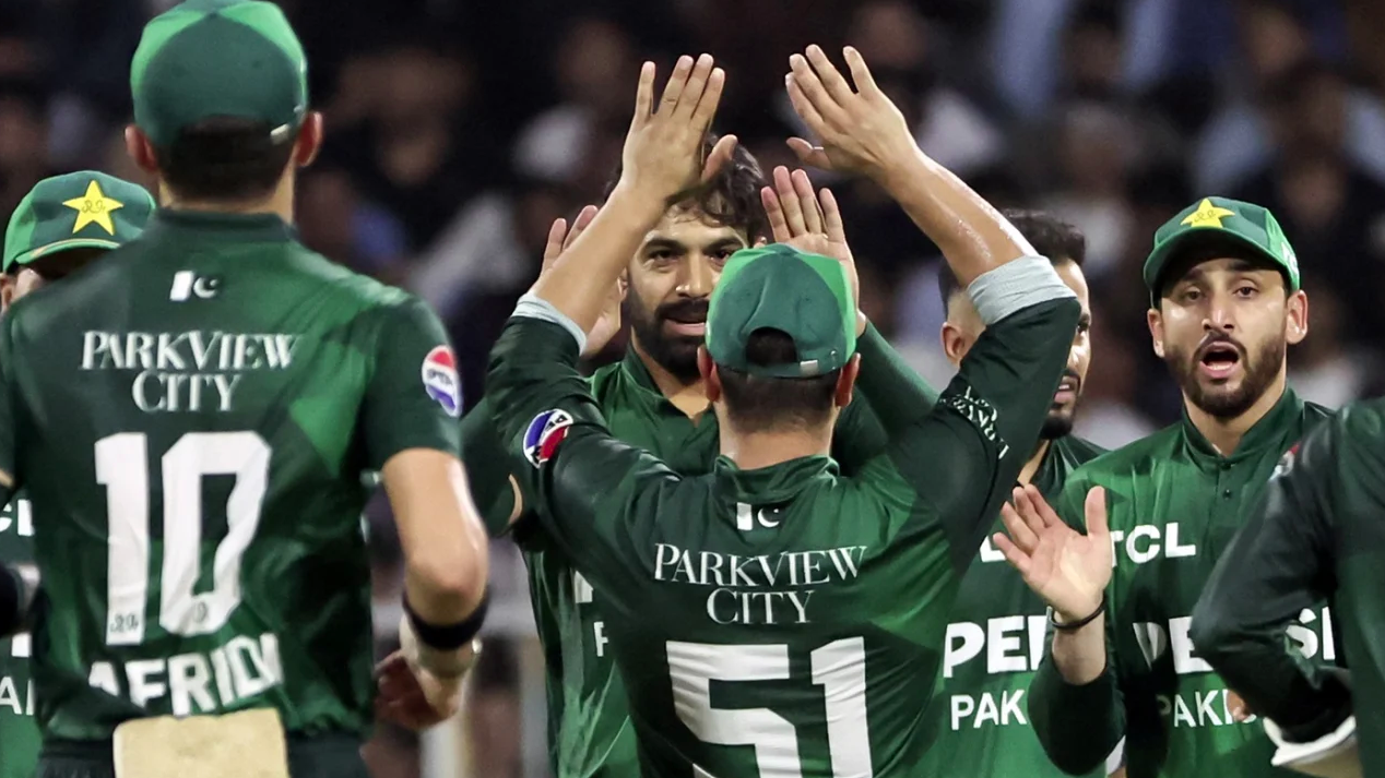 পাকিস্তানের ফিল্ডিং বাজে বলায় সাংবাদিকের উপর ক্ষোভ ঝাড়লেন হারিস রউফ