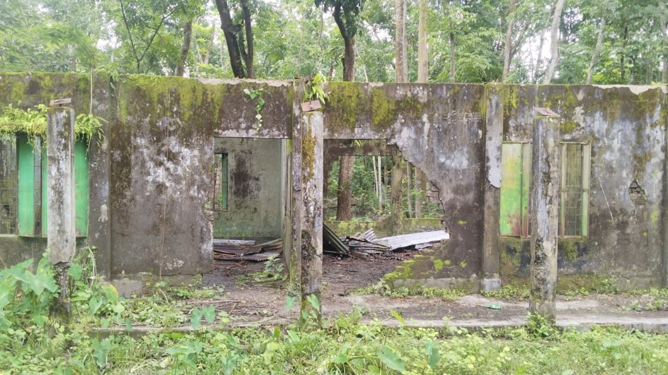 বিদ্যালয়ের মালামাল নিয়ে গেলেন প্রতিষ্ঠাতার ছেলে!