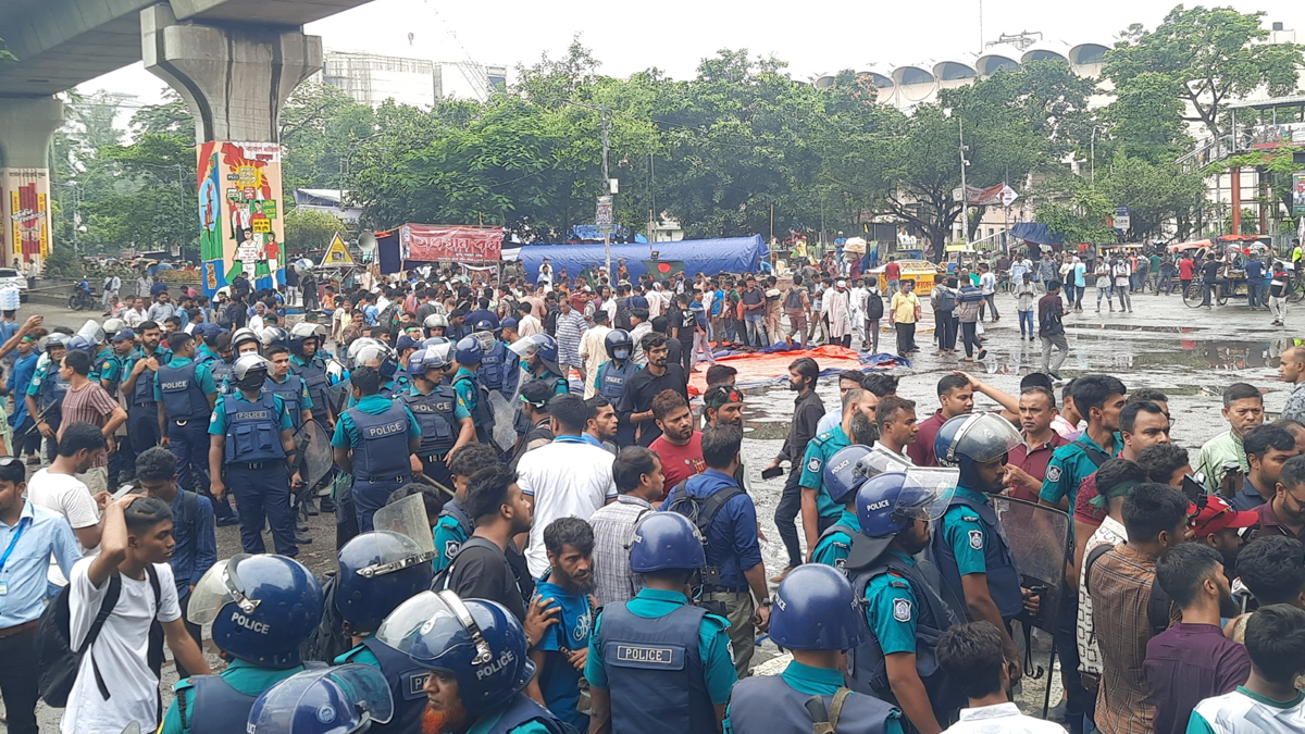 শাহবাগ অবরোধ: অনড় আন্দোলনকারীরা, অতিরিক্ত পুলিশ মোতায়েন
