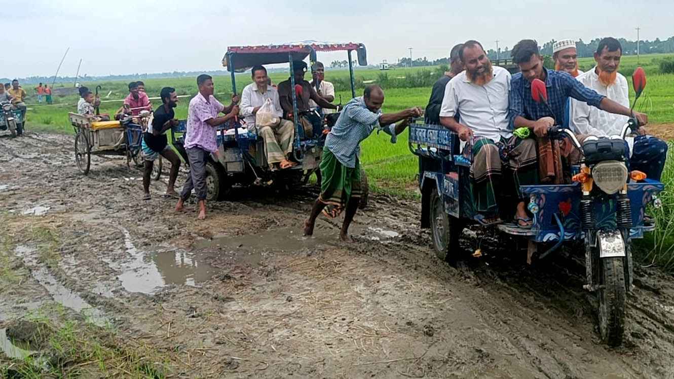 উল্লাপাড়ায় ৩ কি. মি. সড়কের জন্য দুর্ভোগে ১২ গ্রামের ৩০ হাজার মানুষ