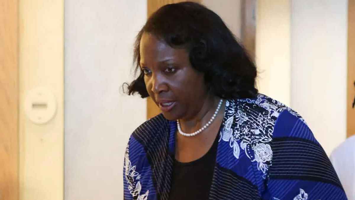 মার্কিন কেন্দ্রীয় ব্যাংকের গভর্নর লিসাকে সরালেন ট্রাম্প