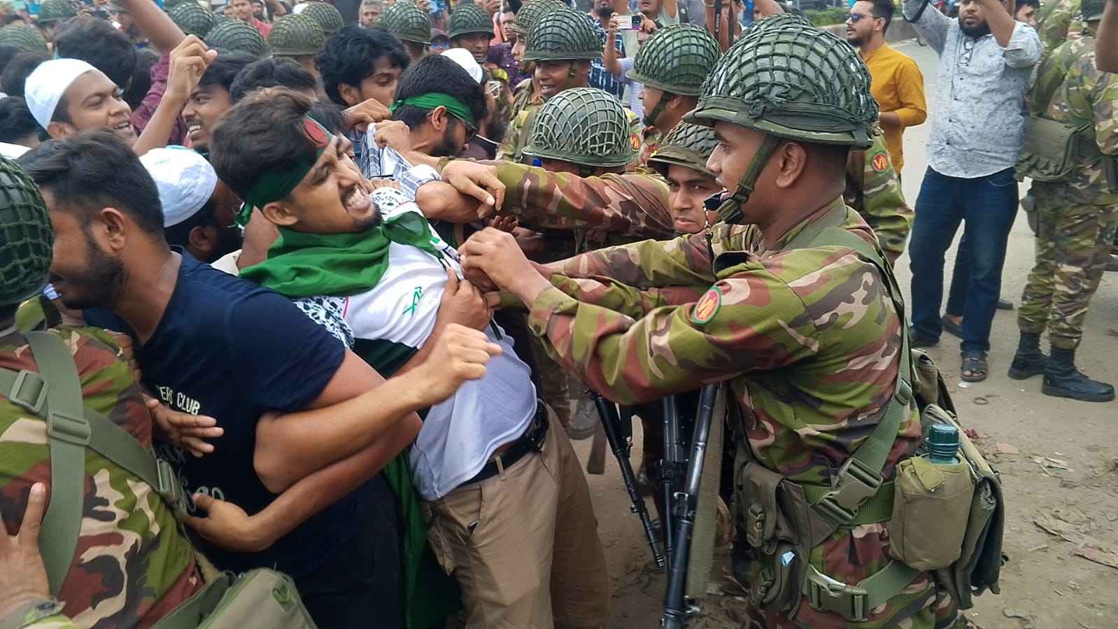 বরিশালে লাগাতার সড়ক অবরোধ, স্বাস্থ্য উপদেষ্টাকে ২৪ ঘণ্টার হুঁশিয়ারি