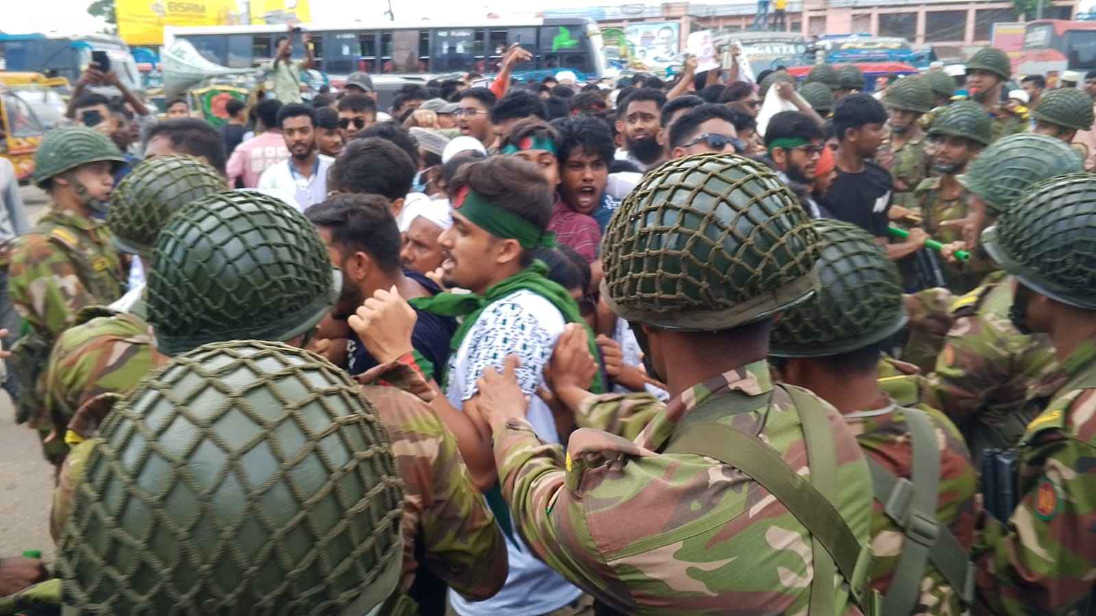 বরিশালে লাগাতার মহাসড়ক অবরোধে জনদুর্ভোগ চরমে