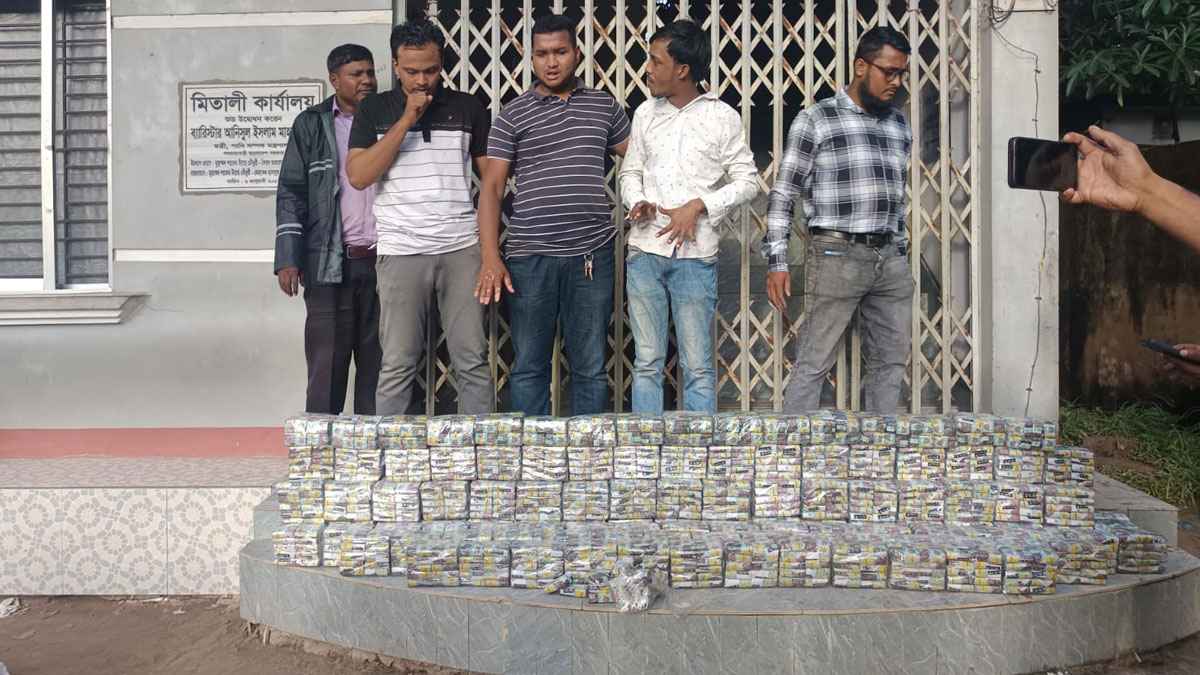 হাটহাজারীতে নকল আকিজ বিড়ি জব্দ, গ্রেফতার ৩ জন