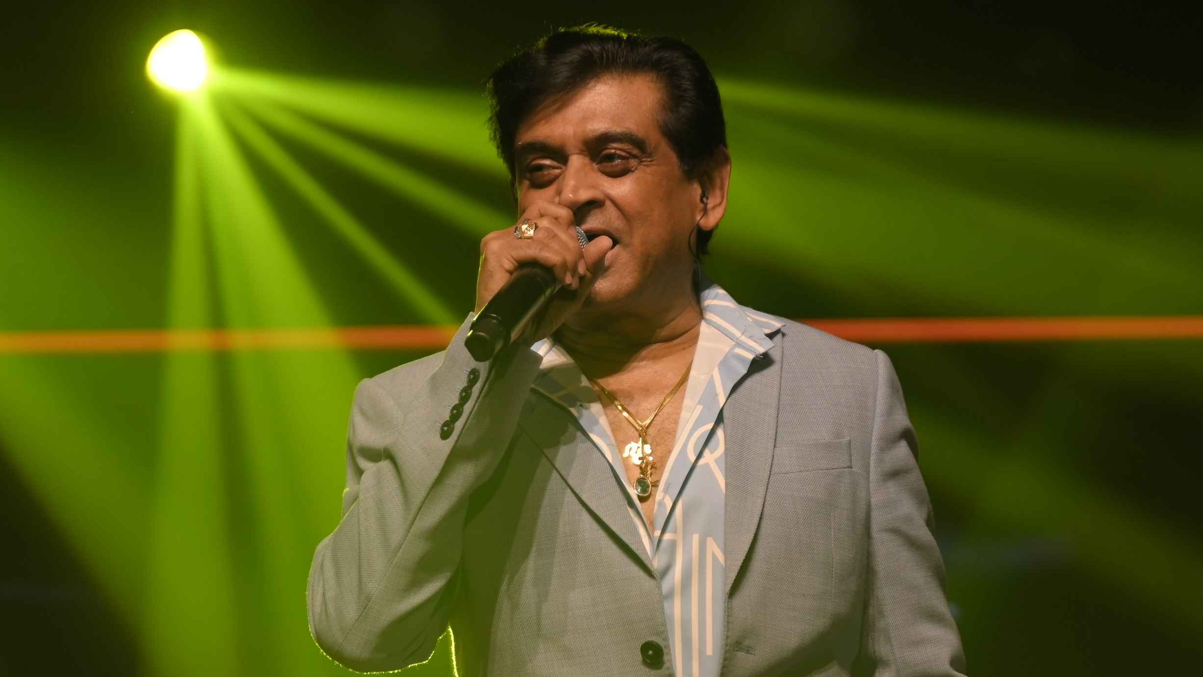 মঞ্চে প্যান্ট খোলার উপক্রম অমিত কুমারের